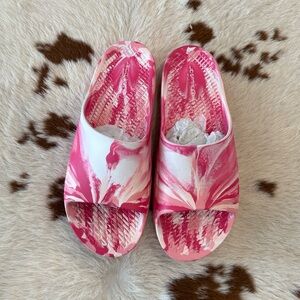 Vibe Pink and White Marble Slide Sandals